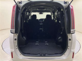 サードシートを跳ね上げをすれば更にスペースが広くなり沢山の荷物を載せることができます。