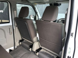 運転席シートバックにはポケットを。助手席シートバックはほぼ水平に前傾するのでテーブル代わりに