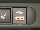 停車時に、映像やテレビを視聴できます。お子様連れのご家族に最適で、移動時間を楽しく過ごせます。快適な車内空間を実現します。