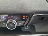 【シートヒーター(運転席・助手席)】シートを素早く温め、冬場でも快適にお使いいただけます。