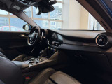 輸入車ならではの左ハンドルで運転を楽しんで下さい