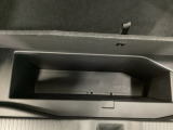 荷室には床下収納スペースを備えており、工具類や小物をスッキリと収めることができます。普段は見えない位置にあるため荷室を広く使え、実用性の高い収納です。