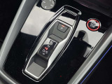 Audiのシフトレバーは、その車のトランスミッションに合わせて異なるデザインと機能を持っており、運転の楽しさと快適さを追求しています。