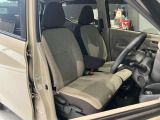 運転席、助手席です。座面も広くゆったりと座れてアームレストも付いているので重宝します。
