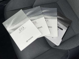 メンテナンスノート、取扱説明書ですね。 車の情報が凝縮されています。 車の整備記録が記載されている大事な物ですよ。