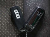 ◆スマートキー◆カギをバッグやポケットに入れたままでもドアロックの開閉ができる『スマートキー』付き!雨天や暗くなってもカギを取り出す必要がなくドアの開錠&エンジンも始動できます