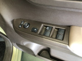 【窓操作部分】運転席のスイッチでは、すべてのウィンドーの開閉操作を行うことができます。