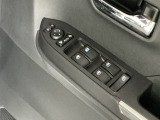 運転席のスイッチで全てのウィンドウの開閉操作を行うことができます。ロックボタンをONにしておくと、運転席以外のウィンドウは作動しないのでお子様を乗せているときなども安心ですね♪