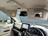 運転席のサンバイザーにはミラーがついております。