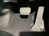 マツダ車の共通するポイントに前輪を前に出し運転席足元スペースを広げたこと!これによりホイールハウスが邪魔にならずにドライバーの中心線を基準とした位置へのペダル配置が可能となりました!