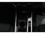 エアコンは、運転席と助手席、そして後部座席でそれぞれお好みの温度に設定できる3ゾーンフルオートエアコンです。これからの季節はあるとうれしい機能ですね。