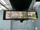 スマートルームミラーは、車両後方に設置されたカメラの映像を、ルームミラーに映し出すことで、死角をなくし、安全性を向上させることができます。また、夜間や雨天時でも、クリアな映像を映し出すことができます。