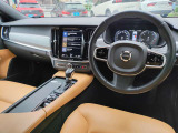 フルセグTVをはじめ、Apple CarPlayやAndroid Autoにも対応し、上質な空間の中に日常で使いやすい機能もしっかり備えています。