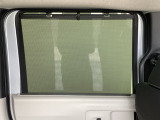 ロールサンシェイドは太陽光を防ぐので冷房の効きを良くする効果もあります。エアコンを控えめにすれば燃費向上も見込めます。