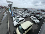 現在当店では広い敷地に約70台ほどの車を展示しております。雨の日等も事前連絡をいただければ屋根下に車を運んで、確認することも可能です。