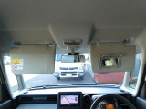 運転席にサンバイザー裏にはバニティミラーが備わっていますので、車の外に出る前にパパッと身だしなみをチェックすることができて便利ですよ♪