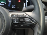 右側ステアリングスイッチ。ステアリングから手を離さずに操作できるので、運転に集中できます。