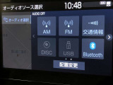 Bluetooth(ブルートゥース)接続機能付き。スマートフォンなどからお気に入りの音楽をワイヤレス再生できます。ドライブがさらに楽しくなりますね。