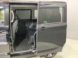 【両側オートスライドドア】子供を乗せたりするのにも隣のお車を気にせずストレスフリー★雨の日などはリモコンキーからドアの開閉ができとても便利♪