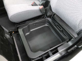 助手席の座面を持ち上げると、便利な収納ボックスが登場。思った以上にしっかり入るので、ちょっとしたお荷物の収納にぴったり。取り外しもできるので、お手入れも簡単です!