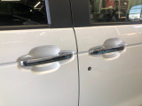 【ドアハンドル】Hondaスマートキーを携帯し、ロックボタン、ドアハンドルを操作することで施錠や解錠ができます。