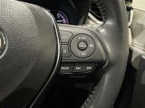 ステアリングスイッチ付きで、運転中に視線を前に向けたまま操作できます。