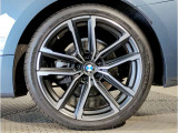 BMWの純正アロイホイールは軽量かつ強度にも優れているホイールで走行性能を引き上げる設計になっております。足元にもBMWは妥協がなくこだわっている個所になります。