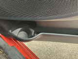 フロントドアにはペットボトルも置けるドリンクホルダー。