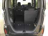 後席は分割可倒式で、用途に合わせてアレンジ可能。荷物の量や乗車人数に応じて柔軟に使える便利なシートです。