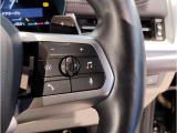 BMWのステアリングはドライバーと車体が一体感に感じれるような操作性を実現しております。また、握りやすさや操作性を向上するためにスイッチ類も配置されております。
