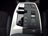 BMWの電子式シフトレバーはシンプル設計で機能的です。誤操作防止機能になっています。
