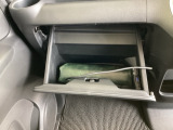 グローブボックスに車載書類を収納できます