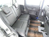後部座席も当然、綺麗・清潔に仕上げております。内装の綺麗なお車は気持ちが良いですね。