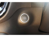 【エンジンの始動】車両を始動するには、リモートコントロールキーが車内にある状態で、ステアリングホイールの横にあるスタートボタンを使用します。