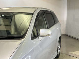 サイドバイザーが付いています。 雨の日でもタバコを吸ったりされると煙が車内にこもったりしてもちょっと窓を開けて煙を排出することができジメッとした空気の入れ替えが出来るので便利です!!