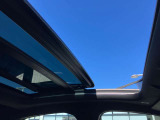【サンルーフ】サンルーフ装備車両のため、車内の空気の入替も可能です。天井が広く、明るく見えるため、同じ車内のサイズでも開放感があり広く見えます。
