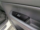 パワーウィンドウのスイッチですよ。運転席に居ながら窓を開け閉めのコントロールできます。