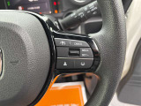 【クルーズコントロール】アクセル操作なしで一定速度を保つ機能。先行車との距離を自動調整する追従型が主流で、高速走行時の疲労を劇的に軽減します。長距離移動が多いお客様への商談では必須の快適装備です。