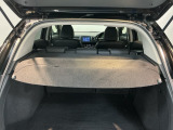【トノカバー】荷室への視線をさえぎり、盗難防止やプライバシーの保護に役立ちます。簡単に取外しができるので必要に応じて柔軟にご利用いただけます。