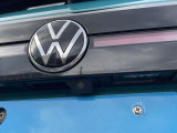 バックカメラはVWエンブレムの下にあります。