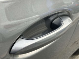 【デザインとの融合】BMWデザイナーが創り出したボディデザインを損なう事のない様に配置とデザインに拘っています。ドアノブについてもBMWの拘りに妥協はありません。