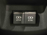 センターコンソールボックス後部のUSB充電ポートがツインなのはウレシイ♪