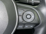 クルーズコントロール機能が付いています。 速度を設定するとアクセルを踏まなくても一定の速度で走ることができます。  高速道路ではとても便利な装置なんです。