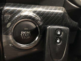 エンジンスタートスイッチです。キーが車内にあれば、エンジンの始動や停止はスイッチを押すだけ!キーを取り出す手間を省き、ワンプッシュで操作できるので簡単でスムーズです。