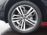 Audiは多様なホイールデザインを提供しており、スポークの形状やサイズ、仕上げ(ポリッシュド、マット、ブラックなど)によって選択肢が豊富です。