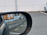 【レーンチェンジウォーニング】リアコーナー部にレーダーセンサーを配置し斜め後方にいる車を検知。斜め後方に後続車がいる場合にウインカーを作動させると三角形のマークが点滅し、ステアリングが振動します