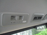 後部座席側にもエアコン吹き出し口があるので、車内全体が快適です♪