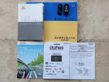 スマートキーは2個あります。ドアの開錠・施錠はもちろんですが、鍵を取り出さなくてもエンジンを始動出来ます。両手に荷物をお持ちの時でも、大変便利です。また保証書・取扱説明書もございます。