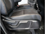 『運転席ハイトアジャスター』がついていて、前後だけでなく高さも変えられるので自分に合った運転しやすい位置に調整してお乗りいただけます!