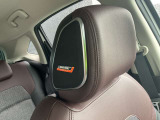 ヘッドレストにもBOSEスピーカー付いてます。